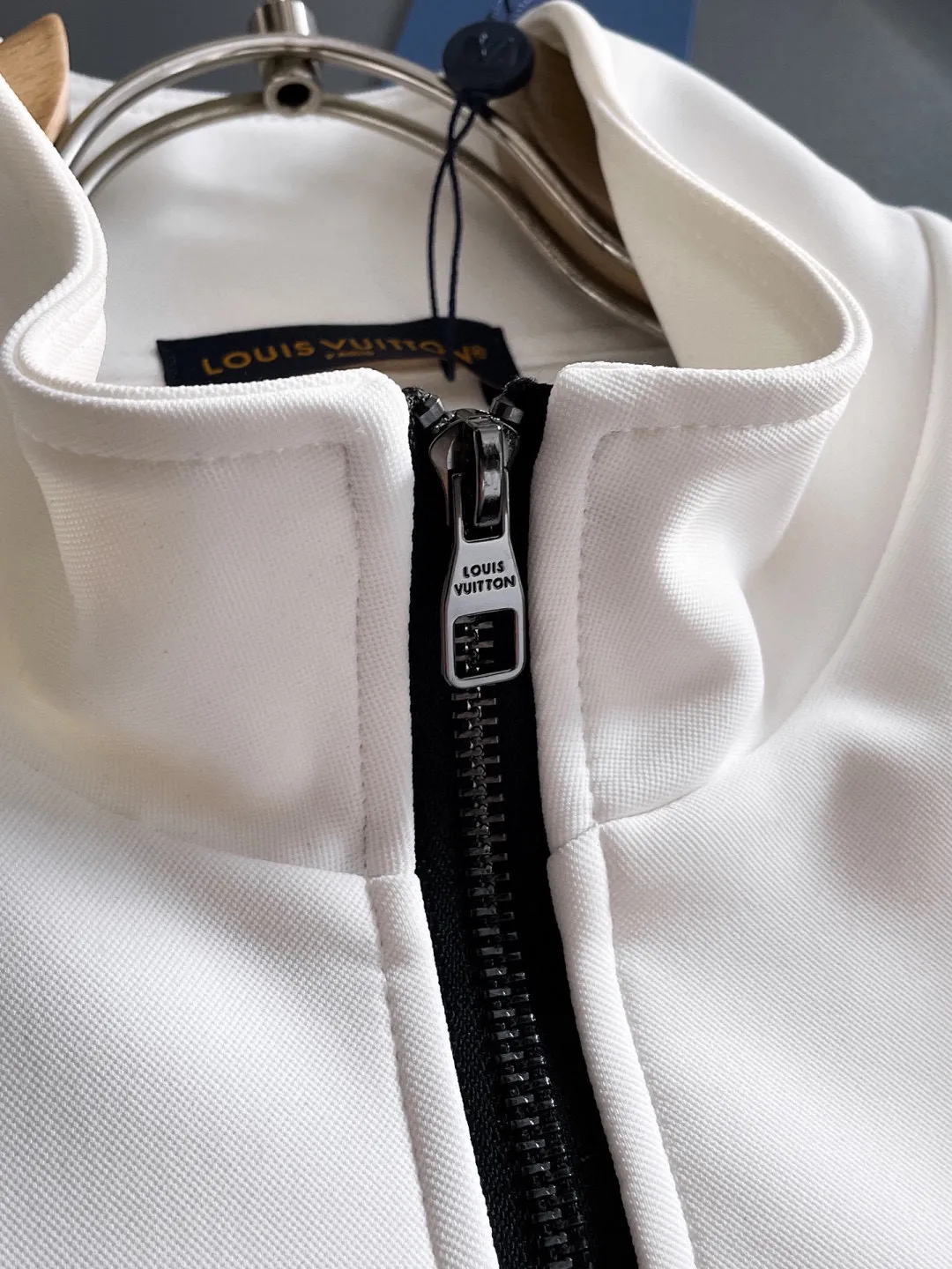 🅿️720 LV hot-selling suit is coming. Focus on the original version of the official website. 2025 new hot-selling cardigan suit. The original order is the best. 🇭🇰The meticulous work of top designers. It has a fitting and perfect upper body effect. All-natural high-quality Tencel Roman cotton 100%, close-fitting comfort, noble and elegant! Original hardware embodies elegance and nobility! Counter size: M-3XL (maximum wear up to 190 pounds)